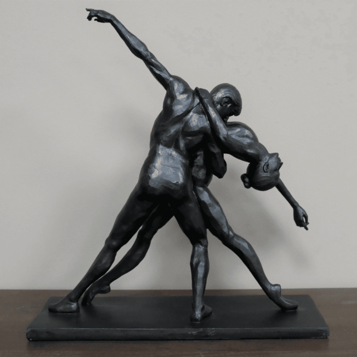Dansende par skulptur 